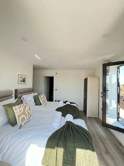 O2 Skyview Penthouse Apartment London